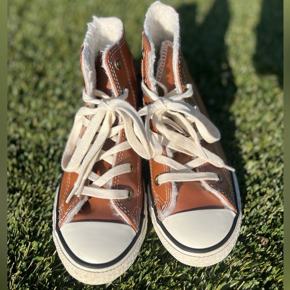 Brown High Tops with faux fur in the inside - Picture 2 of 8